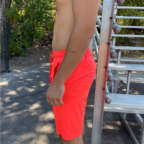 UNDER ARMOUR MEN NEON ORANGE SHORTS WORKOUT SPORT TRAINING RUNNING TECH GRAPHICS - Picture 5 of 17